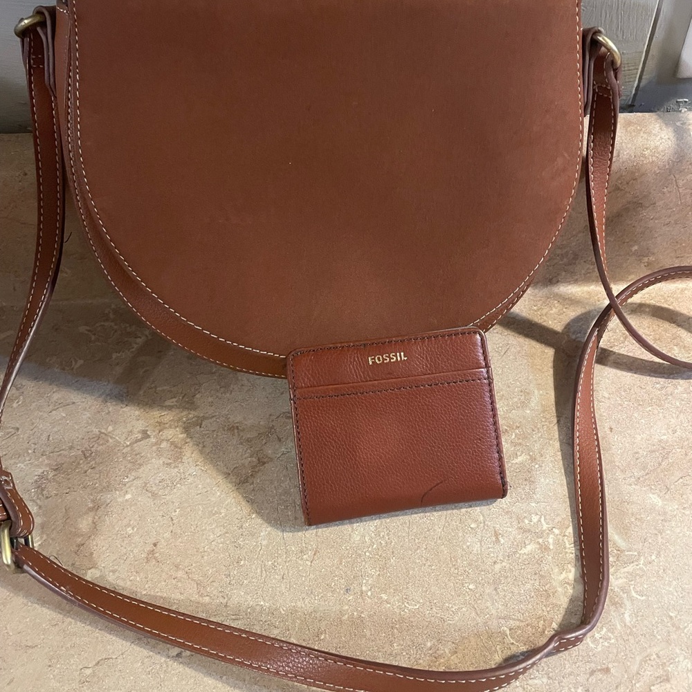 Unbranded crossbody with fossil wallet